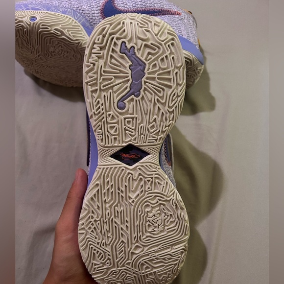 Lebron 20 purple and gold, still in good condition and only worn for a month - Picture 3 of 6